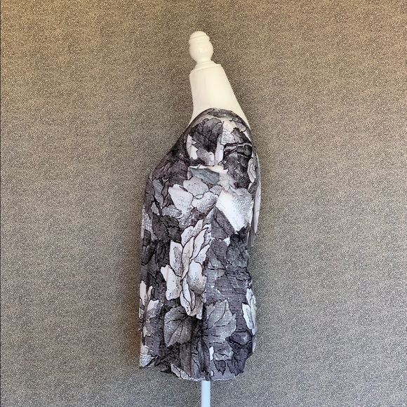 🖤 Asymmetrical Shoulder Top with B&W Print 🖤 - Picture 3 of 4